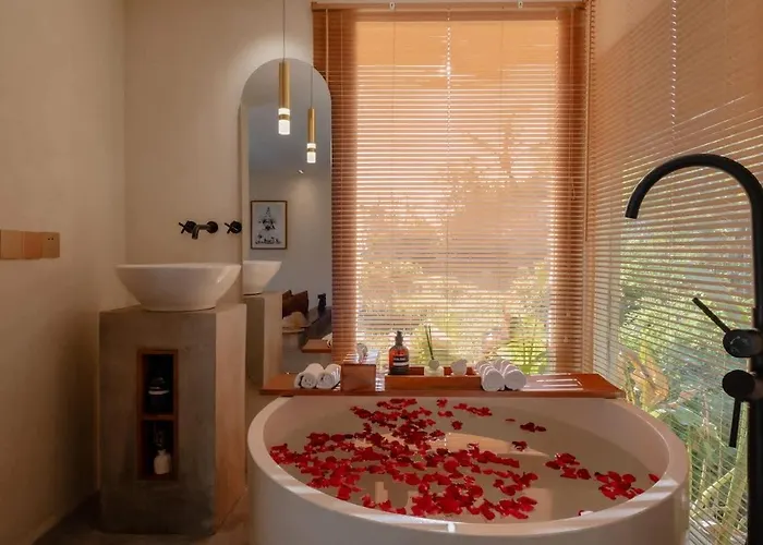 Tropical Ulu Private Pool Suite- Canna * ウルワツ