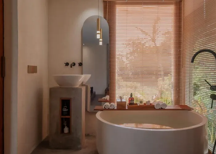 Tropical Ulu Private Pool Suite- Canna