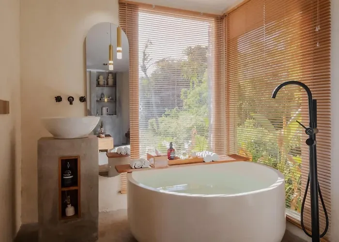 Tropical Ulu Private Pool Suite- Canna 別荘