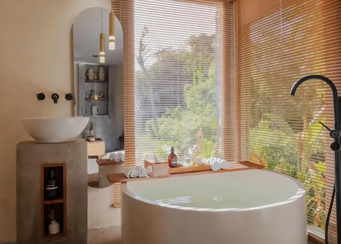 Tropical Ulu Private Pool Suite- Canna 別荘