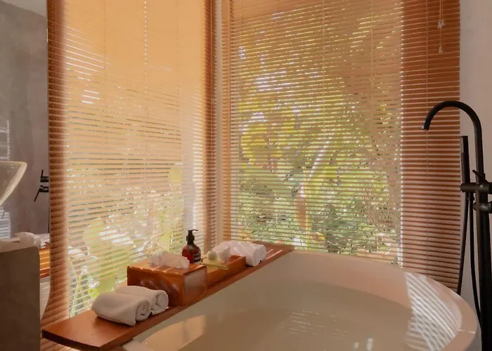 Tropical Ulu Private Pool Suite- Canna