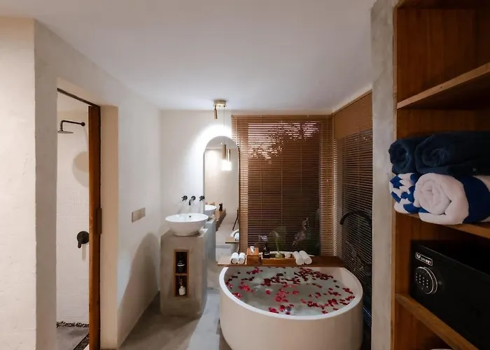 Tropical Ulu Private Pool Suite- Canna 別荘 ウルワツ