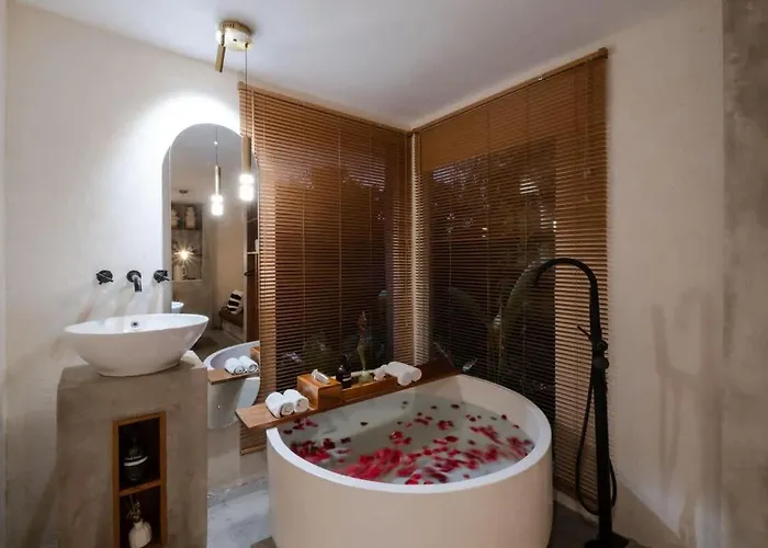 Tropical Ulu Private Pool Suite- Canna