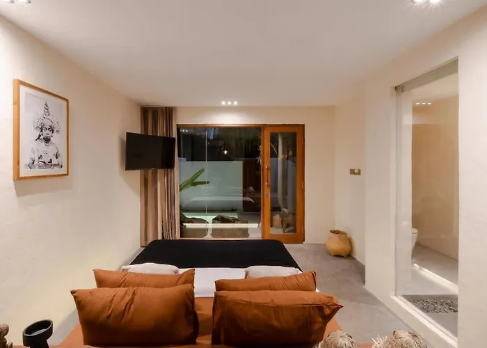 Tropical Ulu Private Pool Suite- Canna