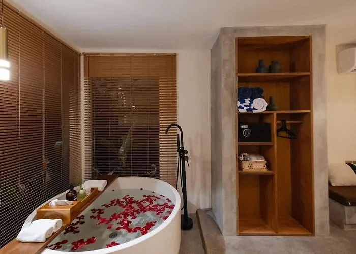 Tropical Ulu Private Pool Suite- Canna 別荘 *